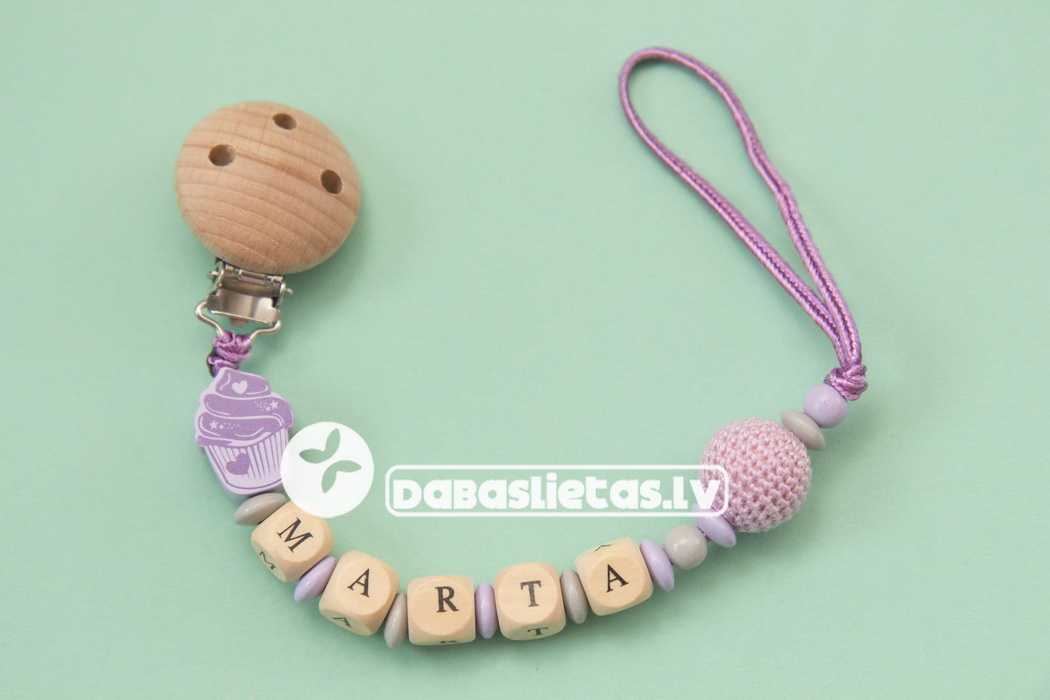 knupisu-turetajs-koka-ar-vardu-montesori-kucina-lilla