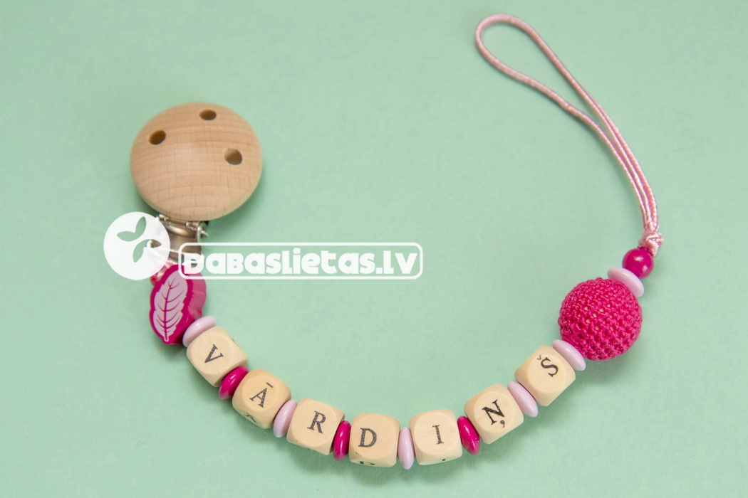 koka-knupisa-turetajs-ar-vardu-spalvas-roza