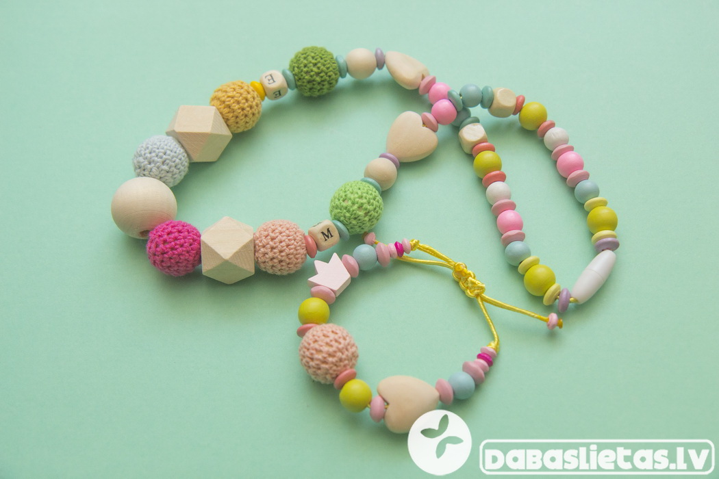 koka-rotaslietas-rotas-berniem-ar-inicialiem