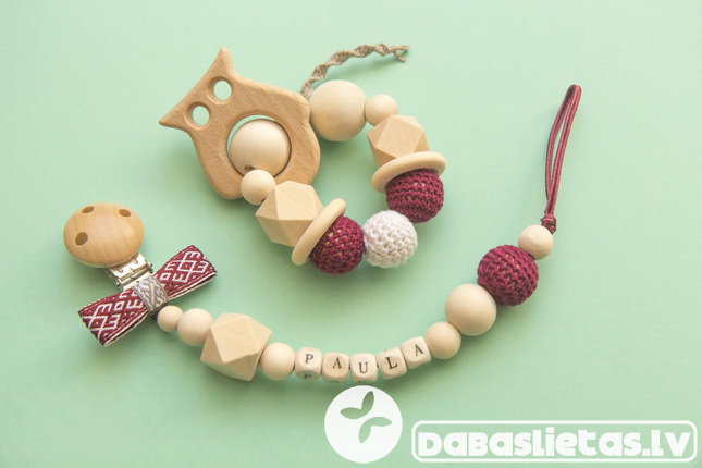 latvisks-knupisa-turetajs-ar-vardu-un-grauzamrinkis-koka-tamborets